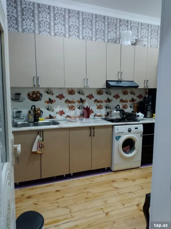 Satılır 8 otaqlı həyət evi