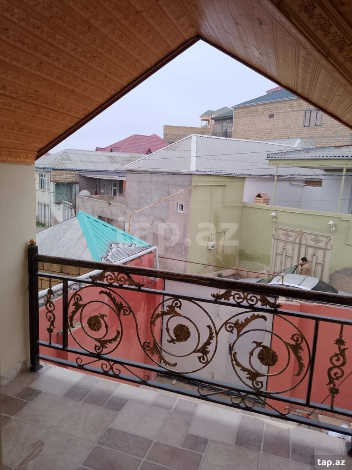 Satılır 8 otaqlı həyət evi