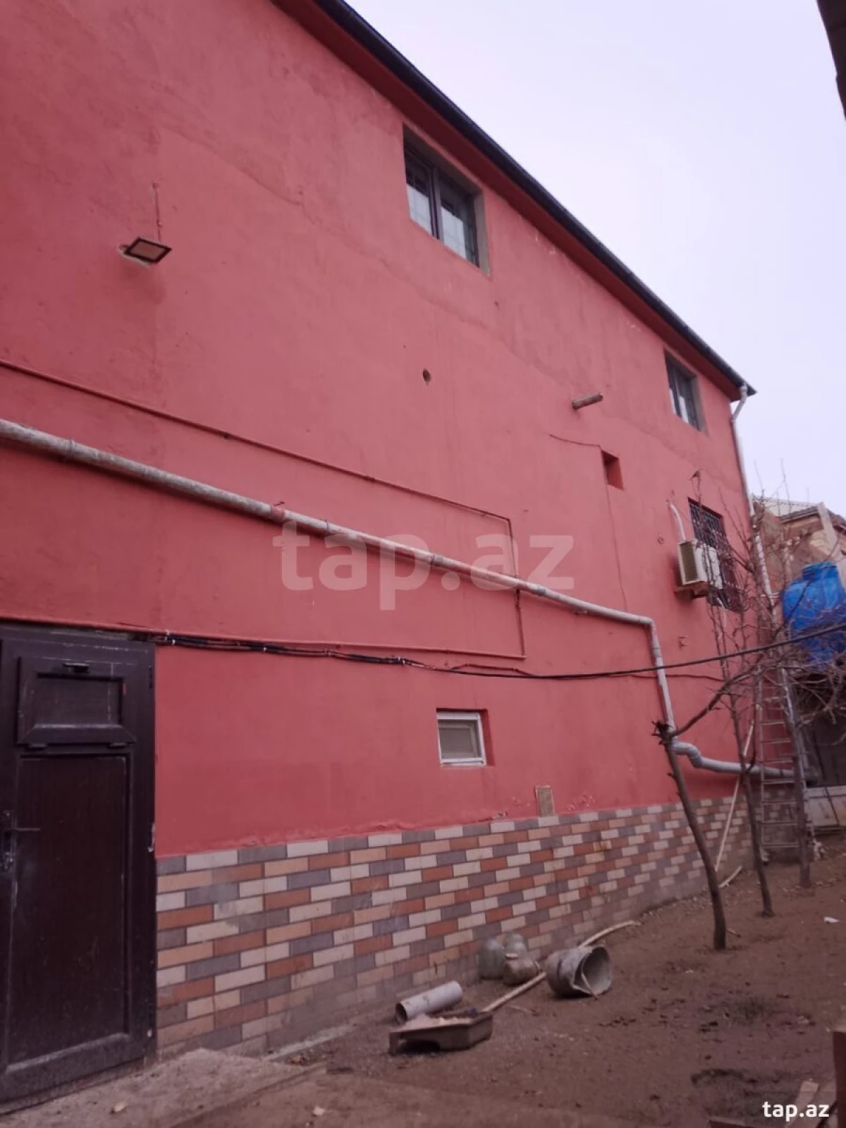 Satılır 8 otaqlı həyət evi