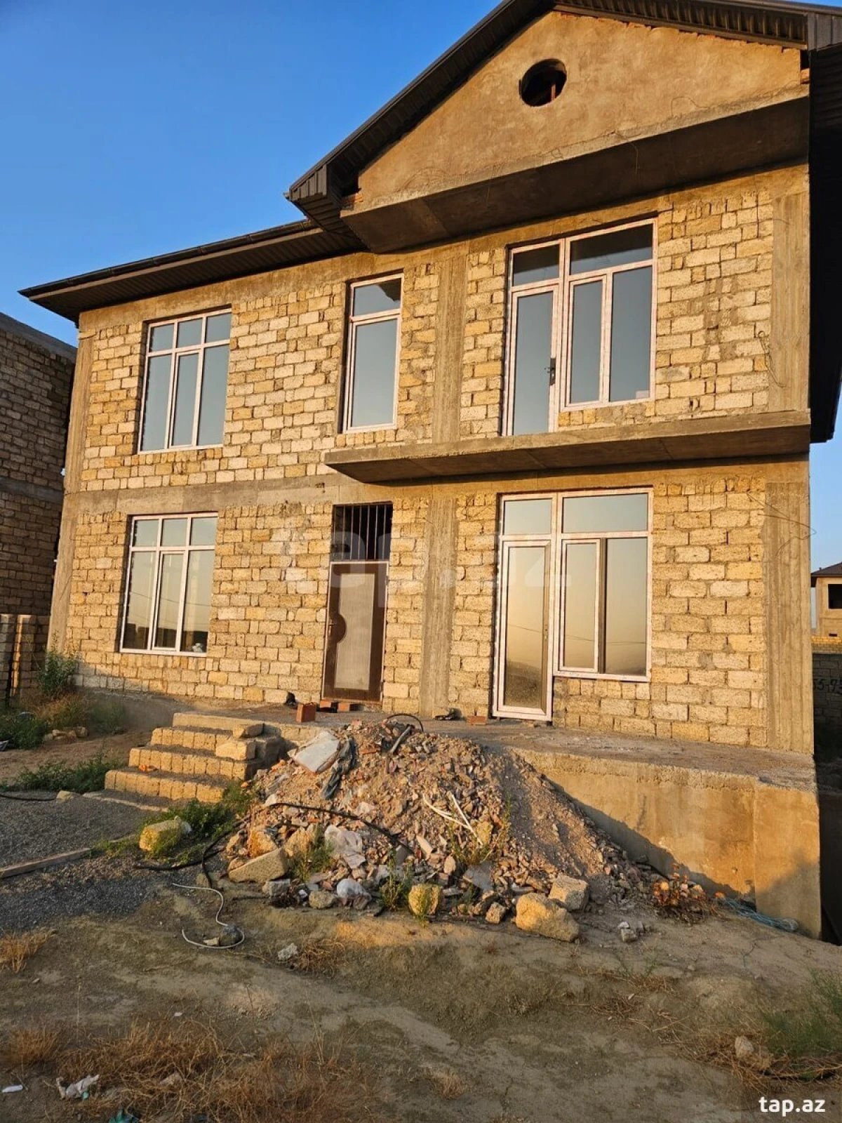 Satılır 6 otaqlı həyət evi