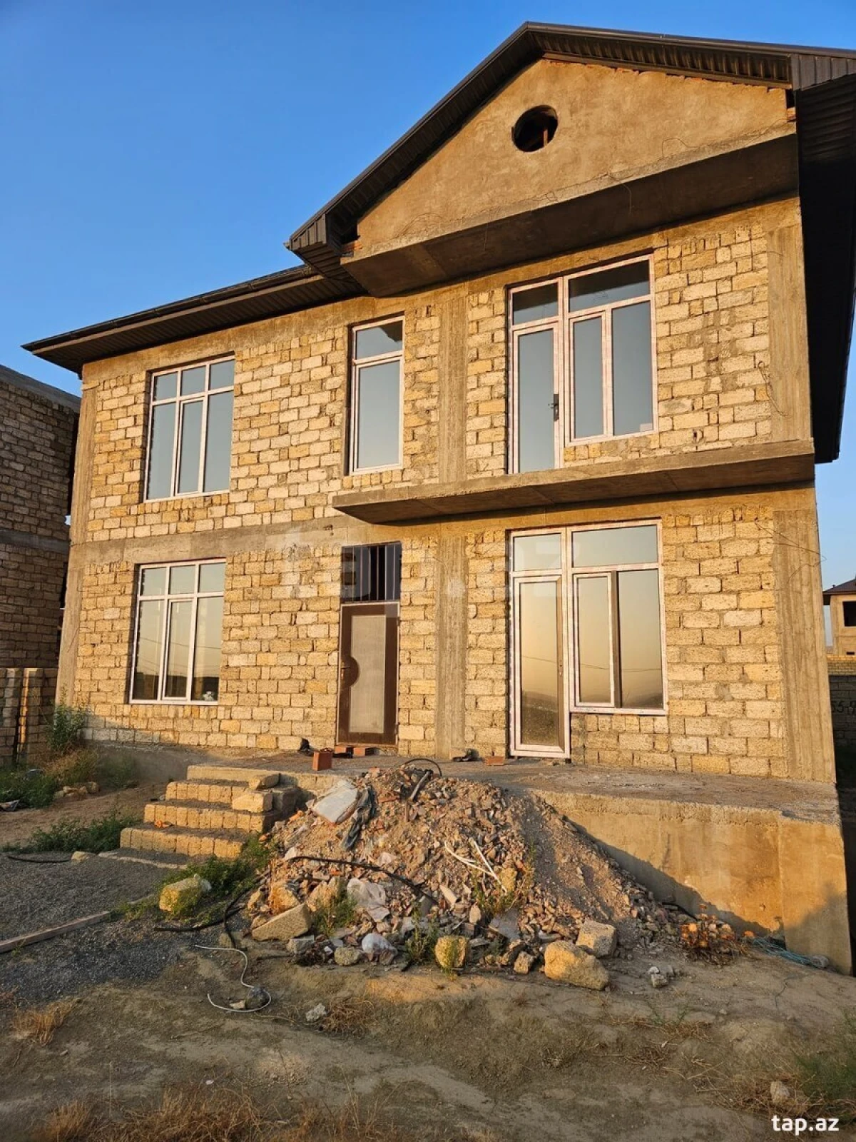 Satılır 6 otaqlı həyət evi