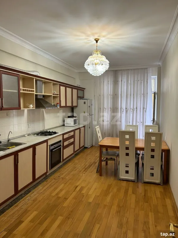 Kirayə verilir 3 otaqlı yeni tikili 140 m²