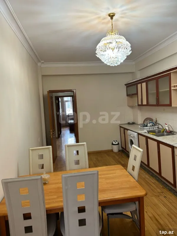 Kirayə verilir 3 otaqlı yeni tikili 140 m²