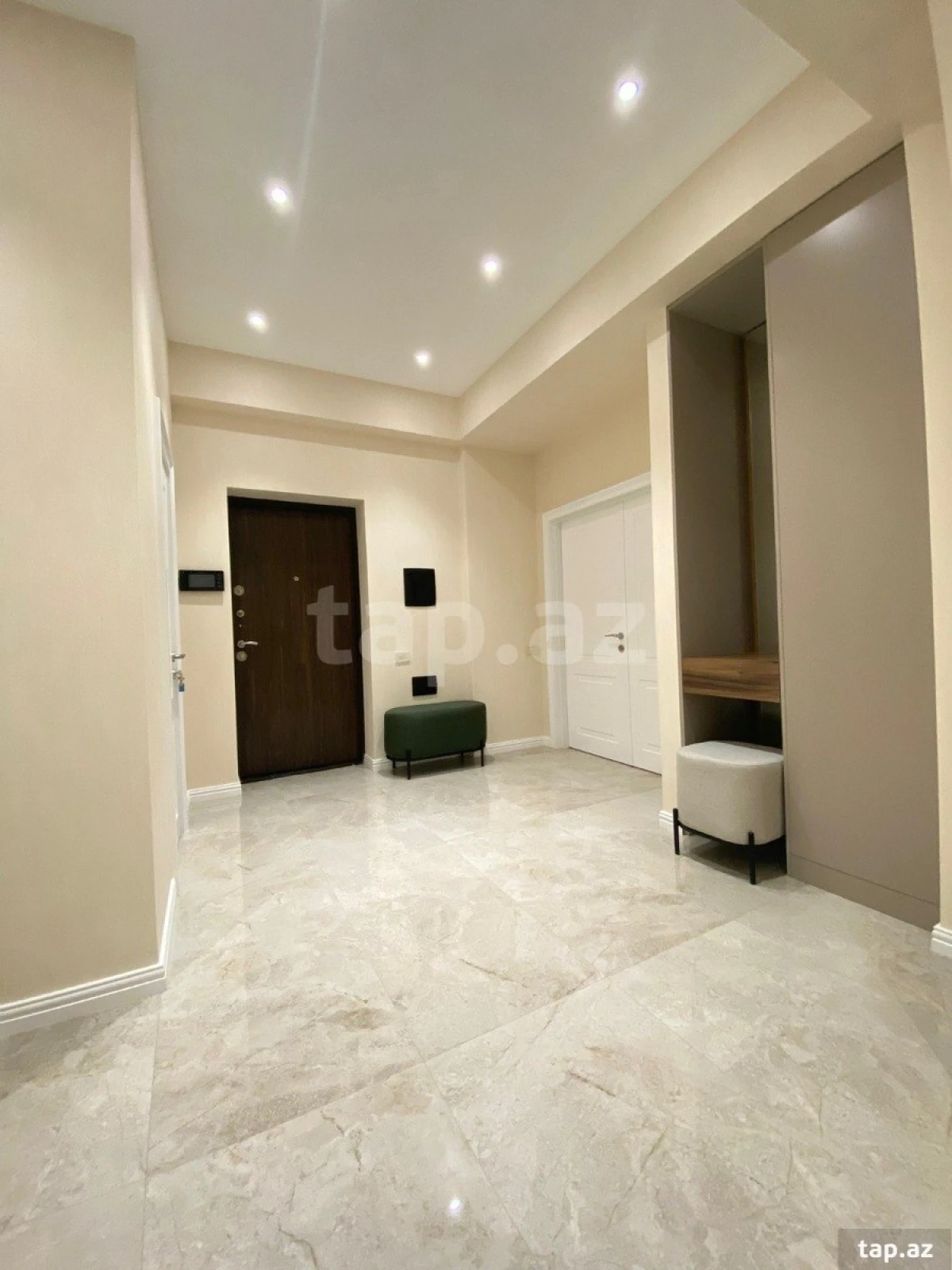 Kirayə verilir 3 otaqlı yeni tikili 180 m²