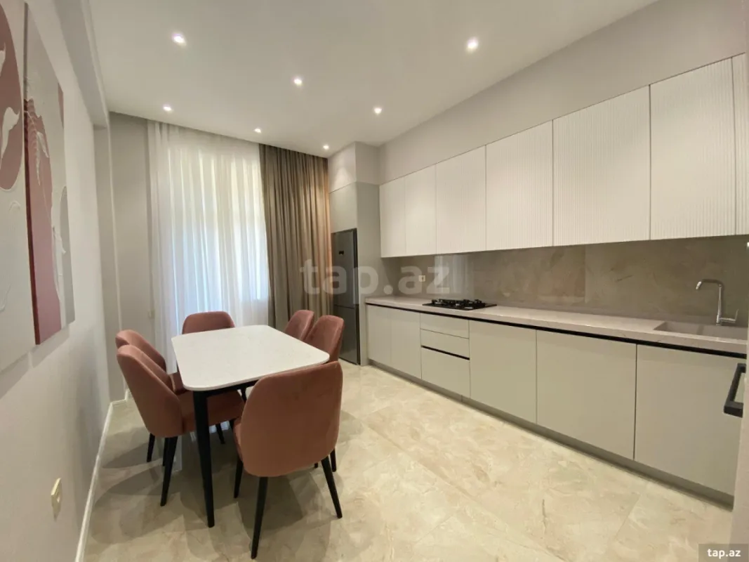 Kirayə verilir 3 otaqlı yeni tikili 180 m²