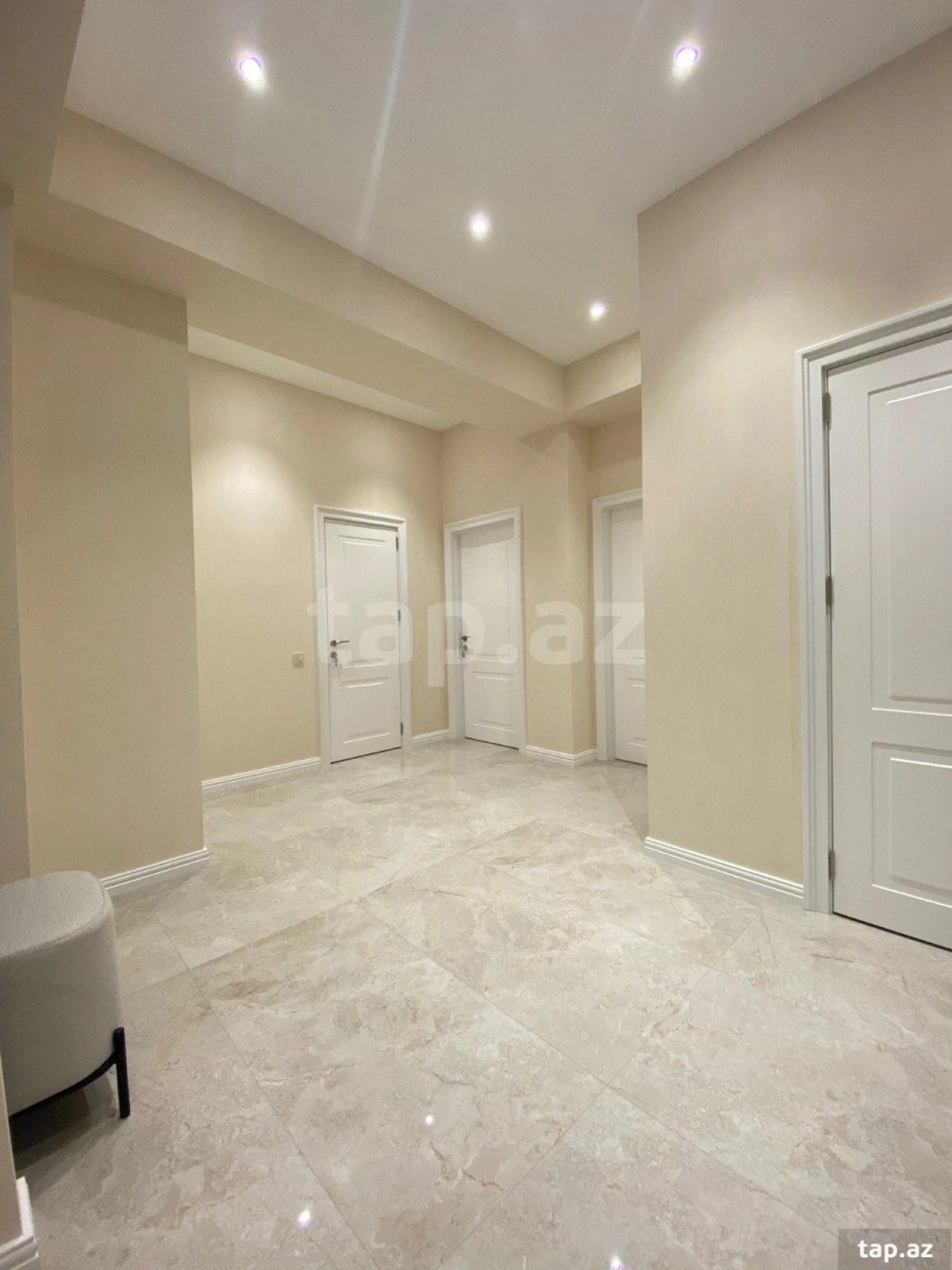 Kirayə verilir 3 otaqlı yeni tikili 180 m²