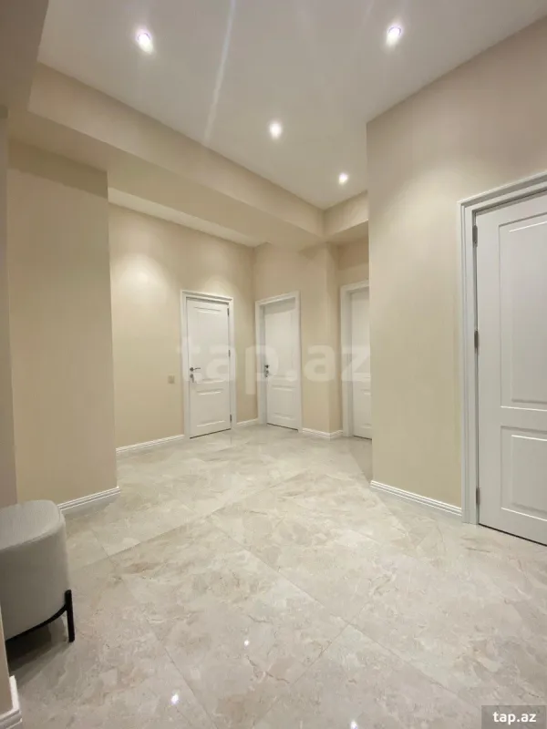 Kirayə verilir 3 otaqlı yeni tikili 180 m²