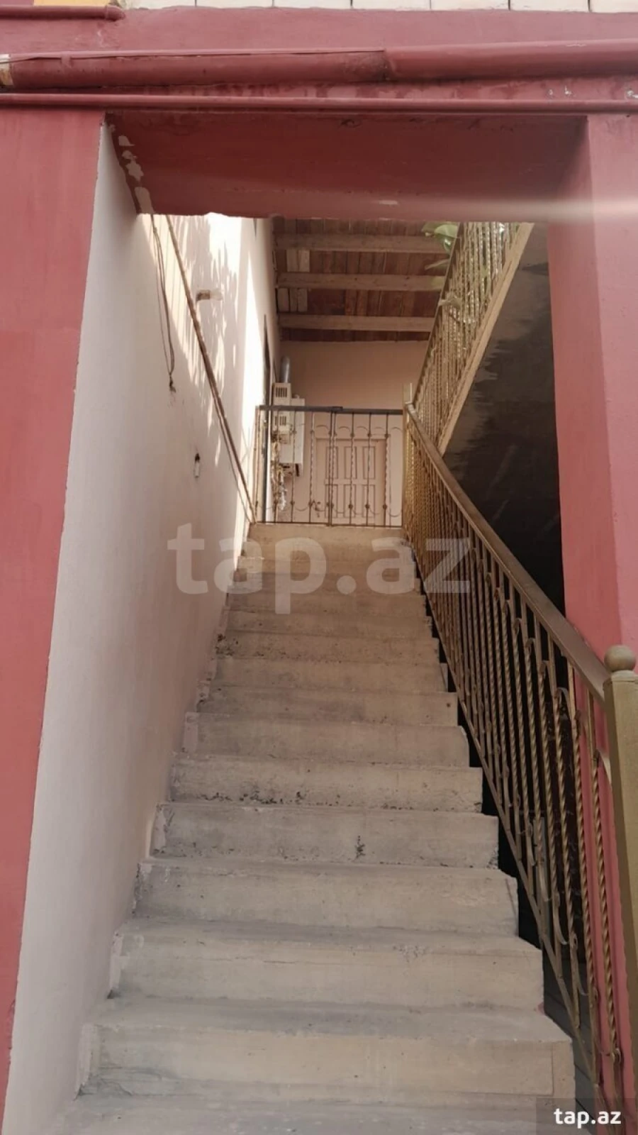 Satılır 8 otaqlı həyət evi