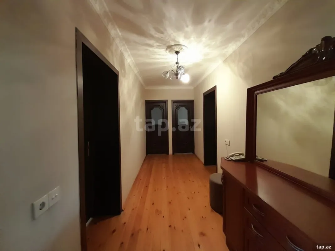 Satılır 8 otaqlı həyət evi