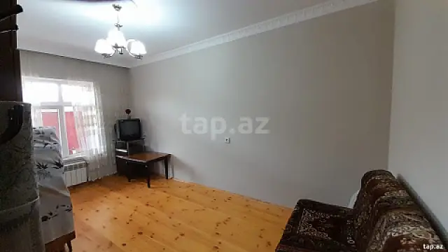 Satılır 8 otaqlı həyət evi