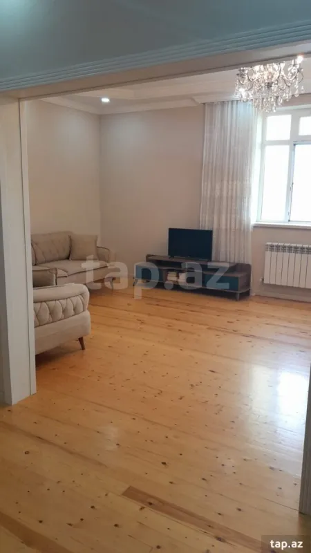 Satılır 8 otaqlı həyət evi