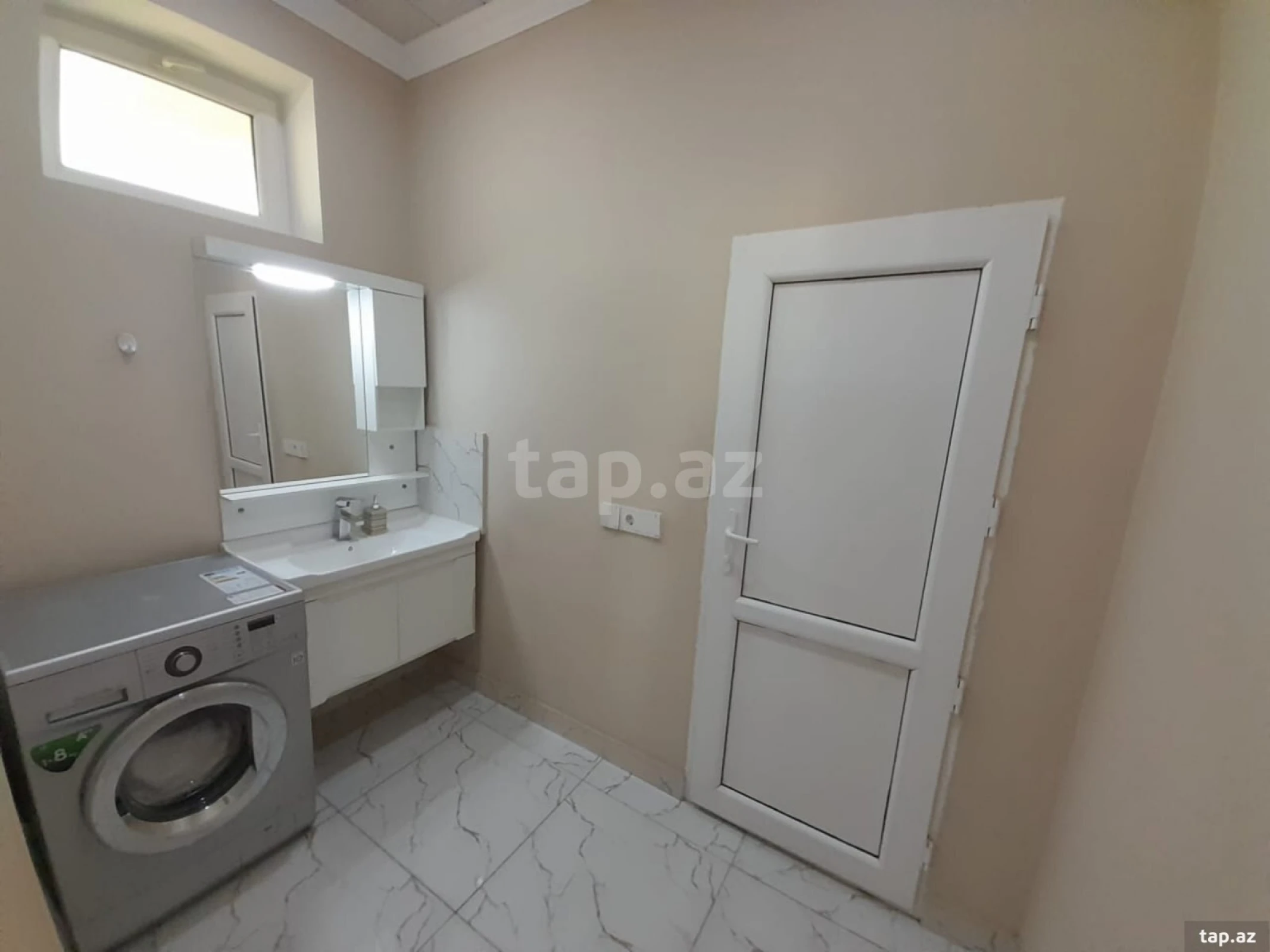 Satılır 8 otaqlı həyət evi