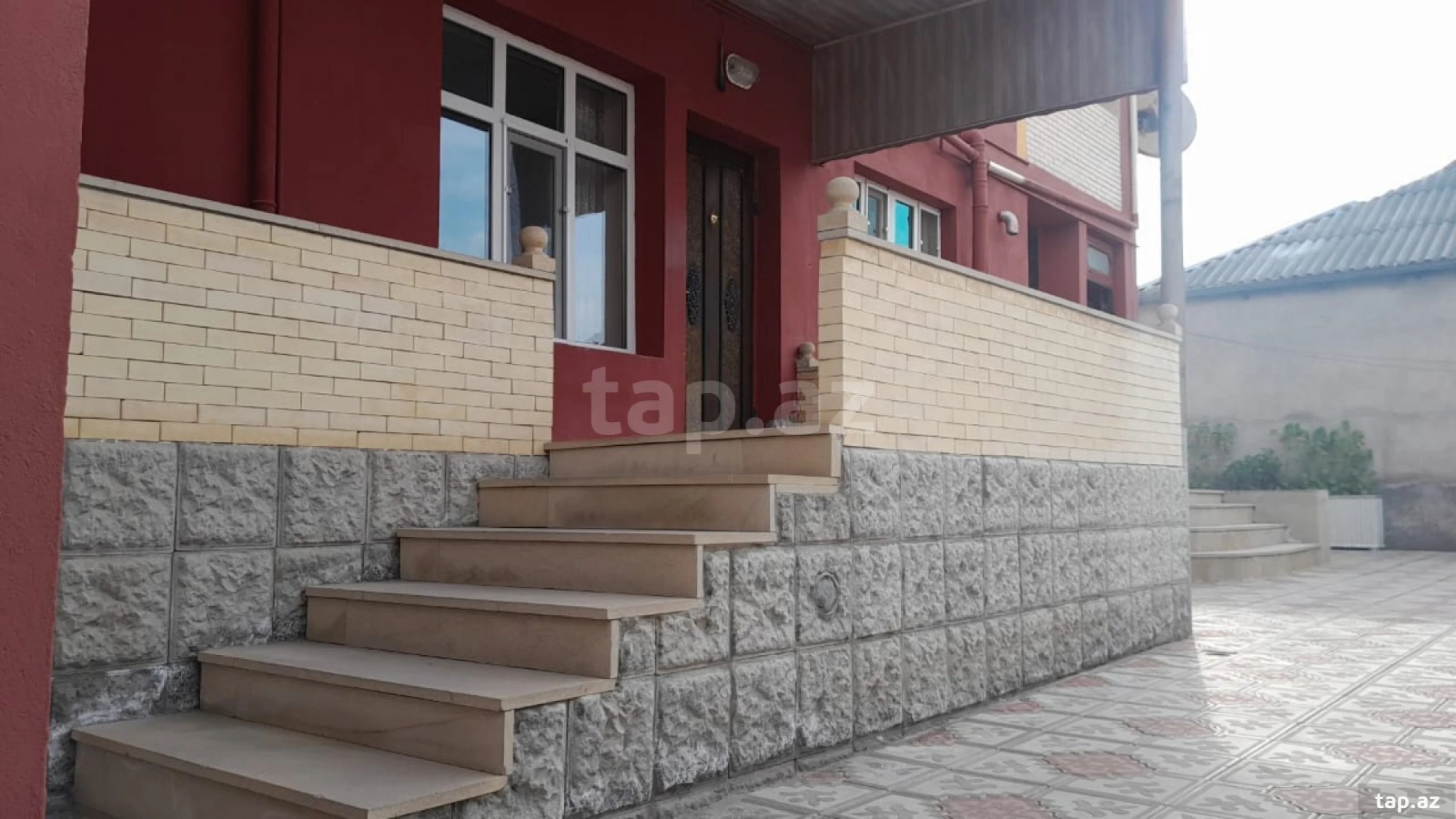 Satılır 8 otaqlı həyət evi