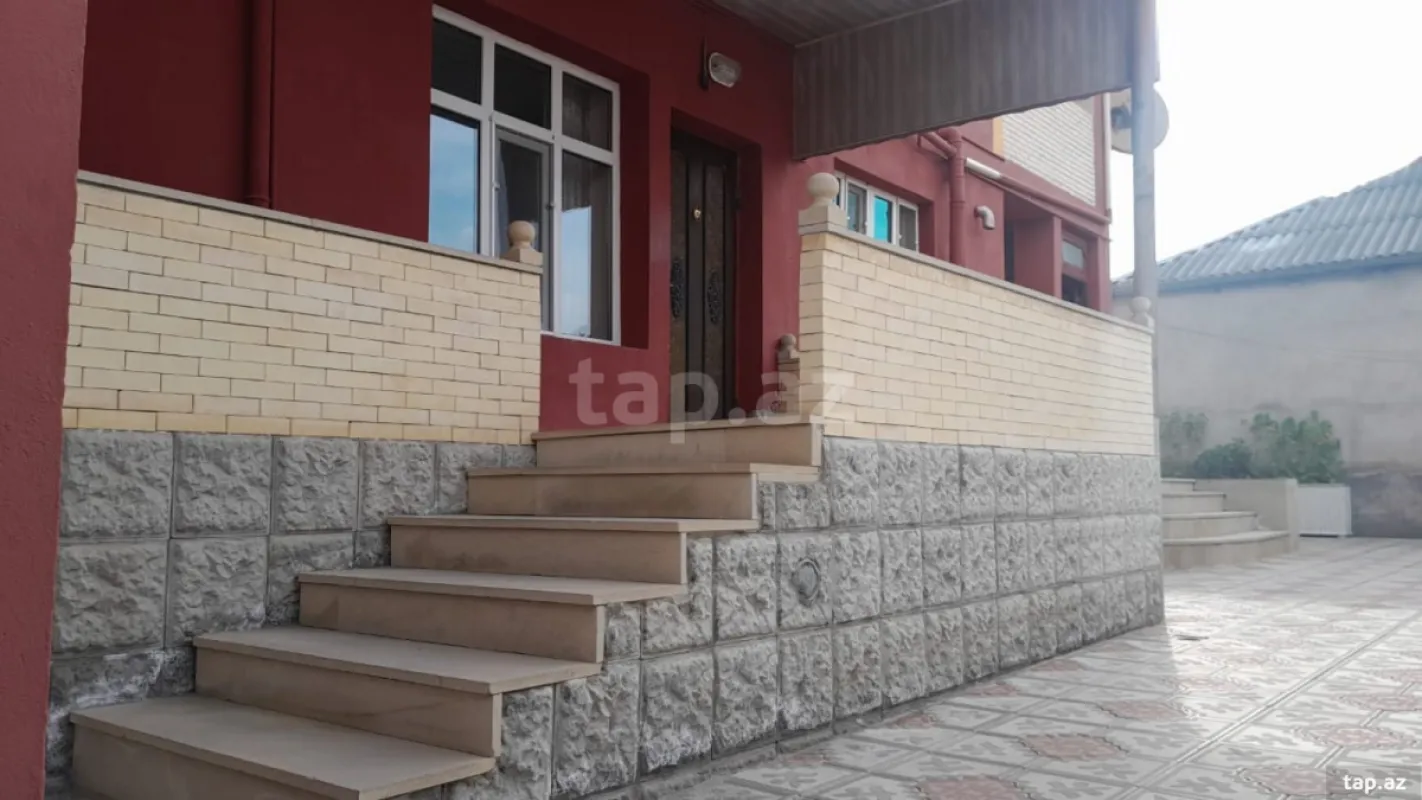 Satılır 8 otaqlı həyət evi