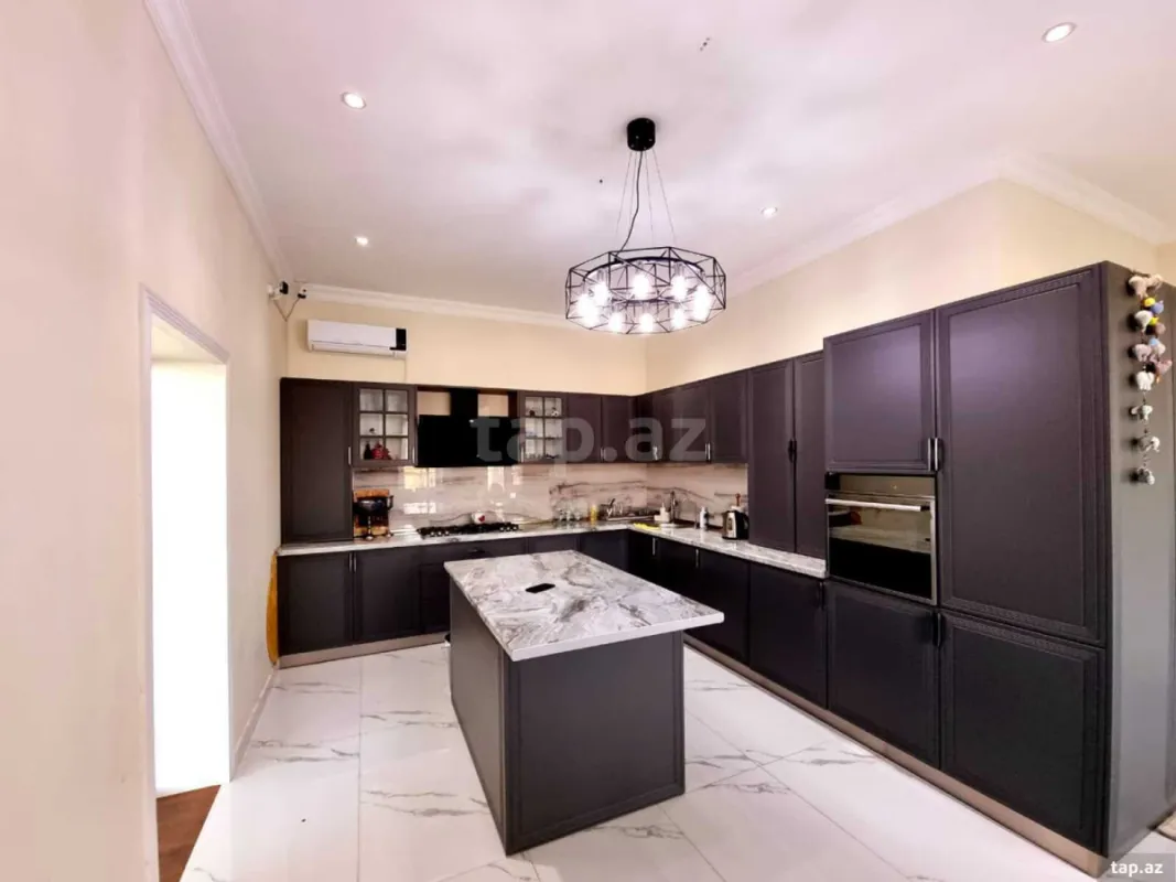 Satılır 6 otaqlı həyət evi 400 m²