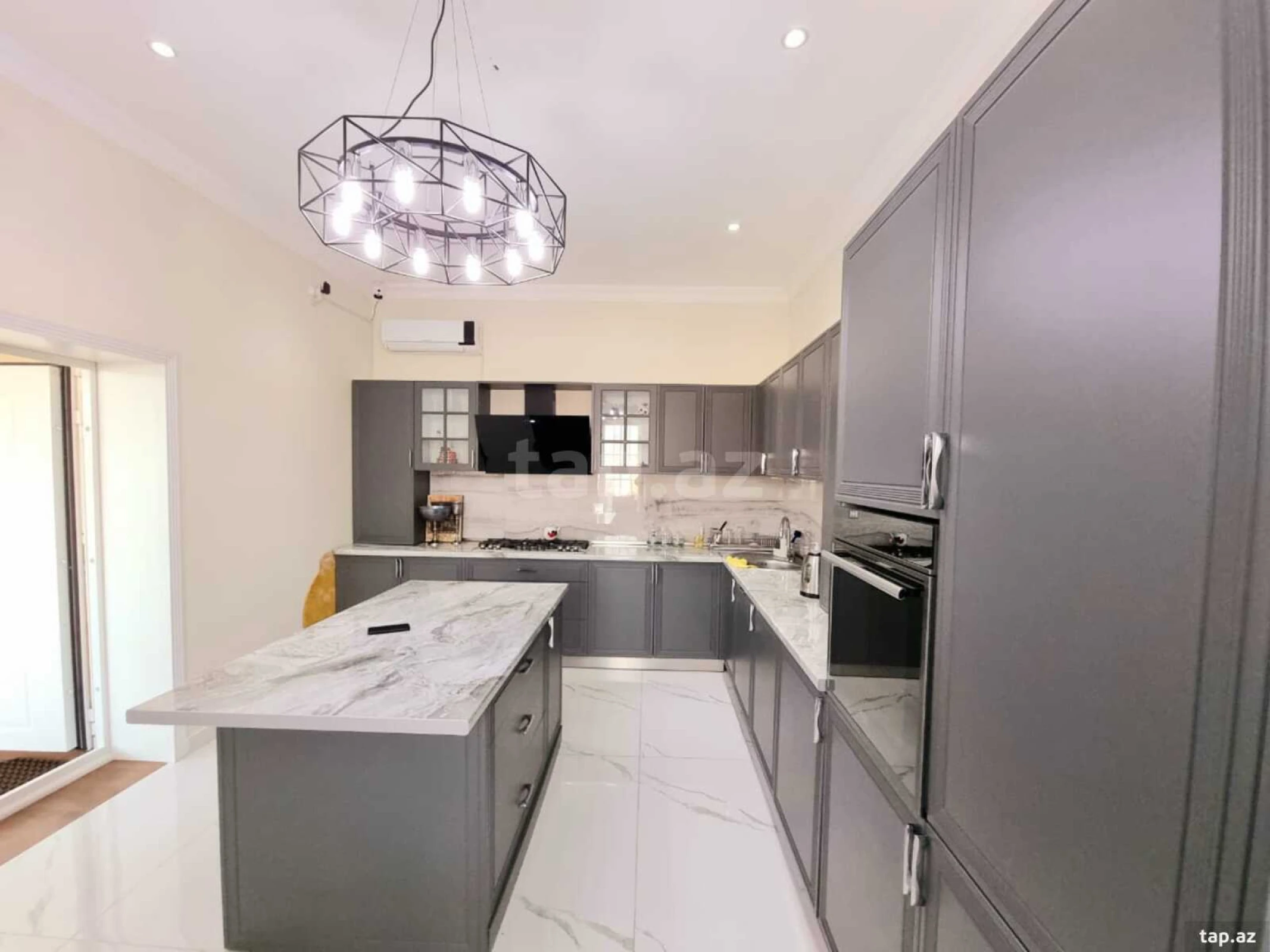 Satılır 6 otaqlı həyət evi 400 m²