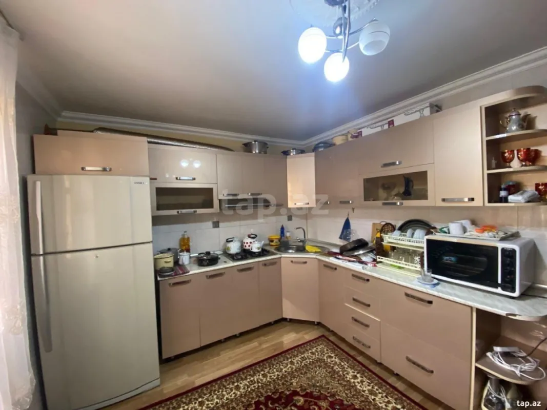 Kirayə verilir 10 otaqlı həyət evi