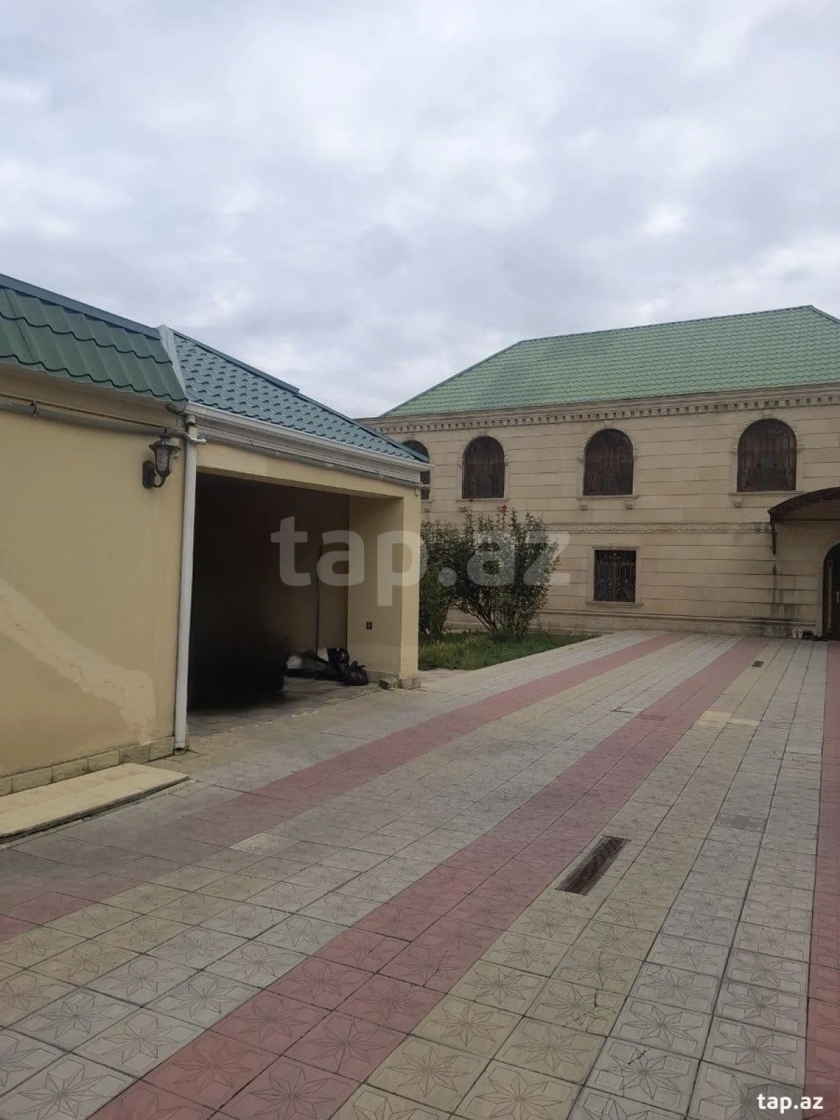 Kirayə verilir 10 otaqlı həyət evi