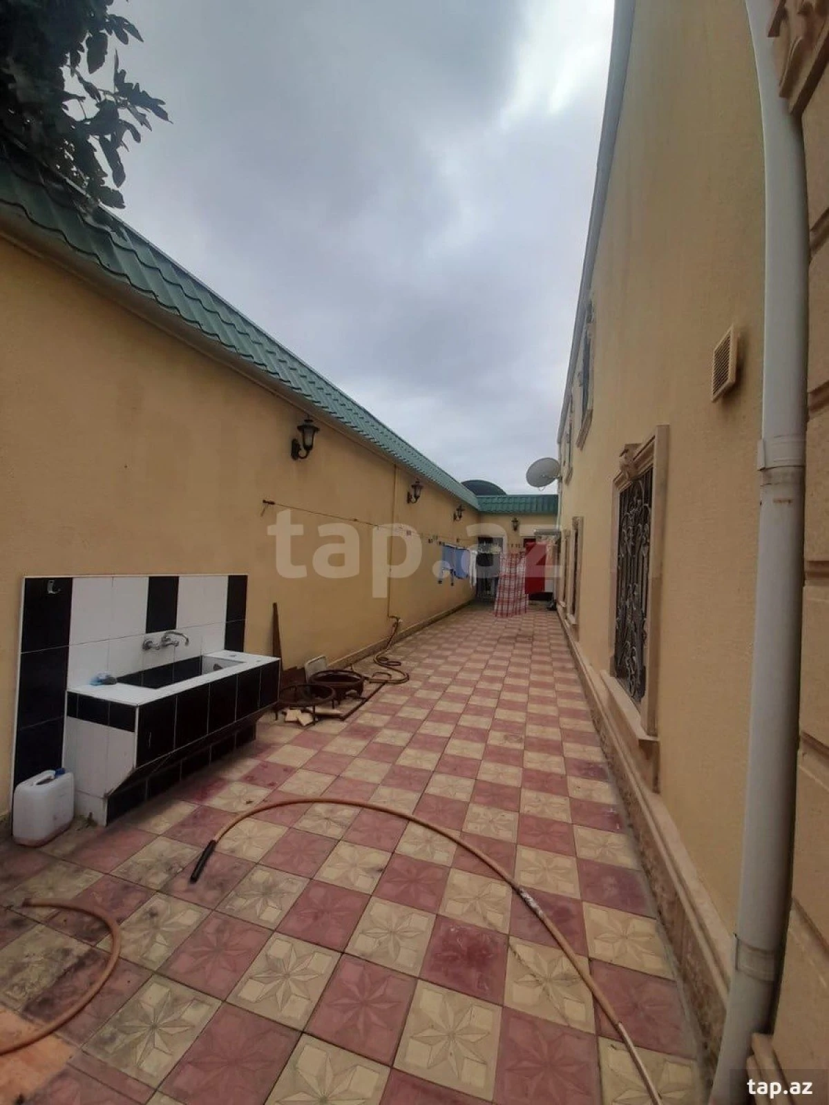 Kirayə verilir 10 otaqlı həyət evi