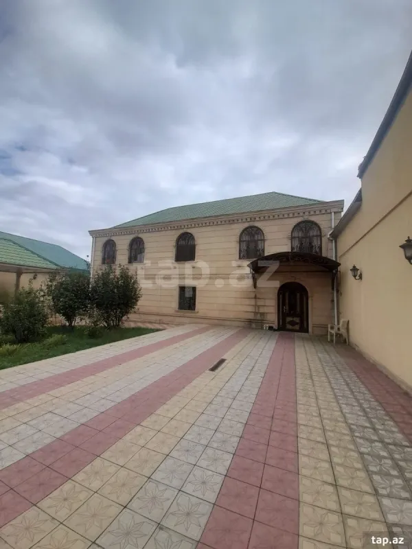 Kirayə verilir 10 otaqlı həyət evi
