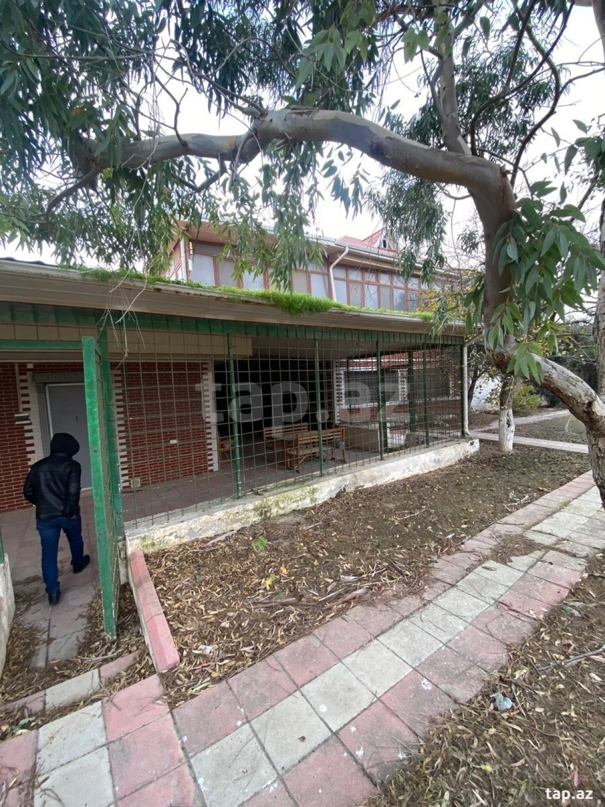 Satılır 14 otaqlı həyət evi