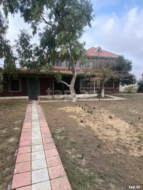 Satılır 14 otaqlı həyət evi
