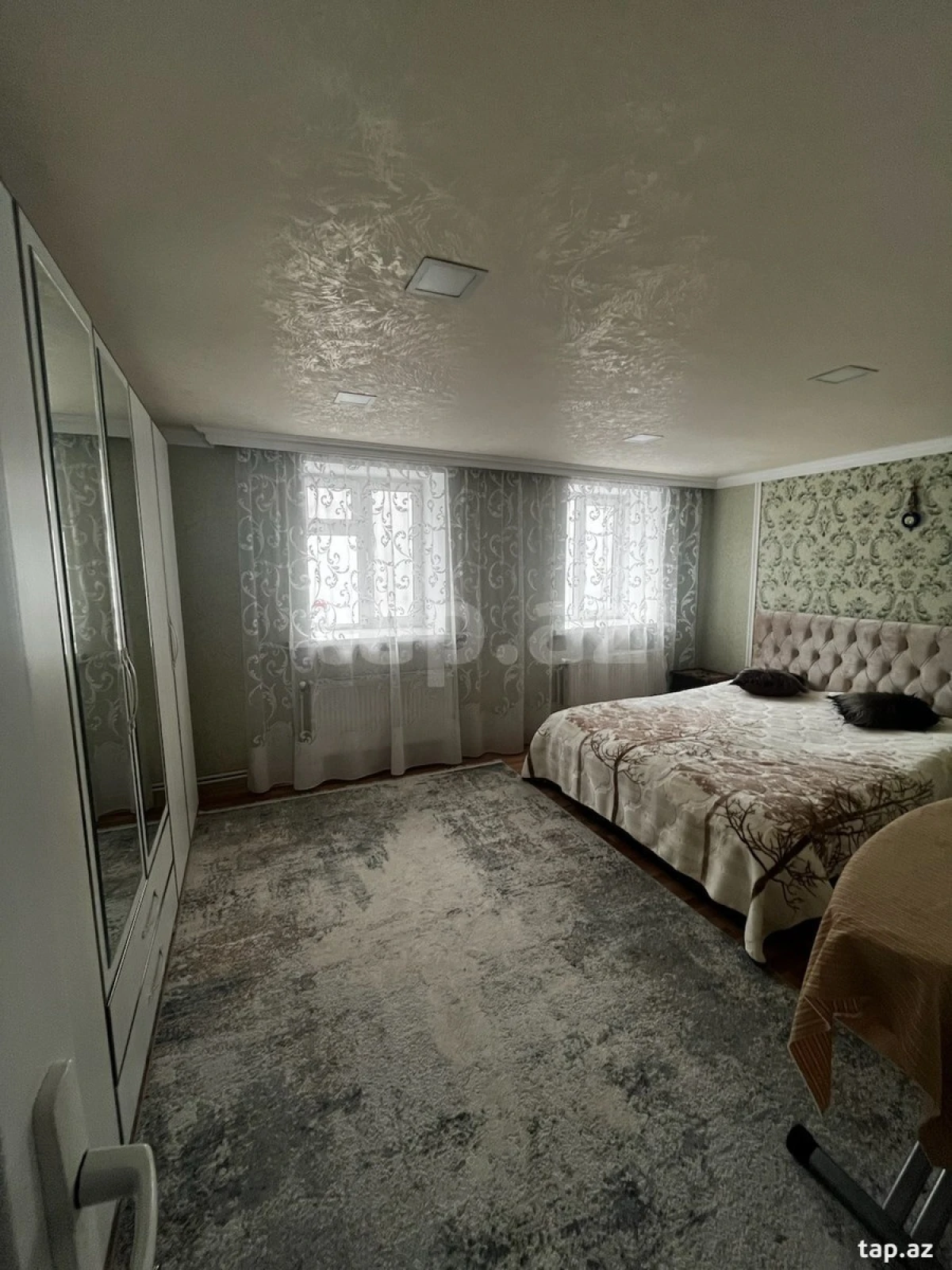 Satılır 8 otaqlı həyət evi