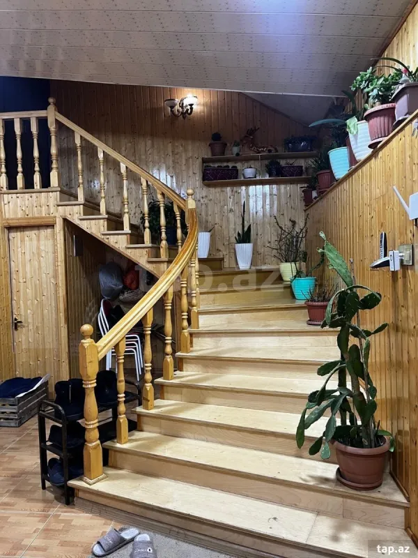 Satılır 8 otaqlı həyət evi