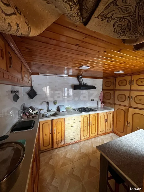 Satılır 8 otaqlı həyət evi