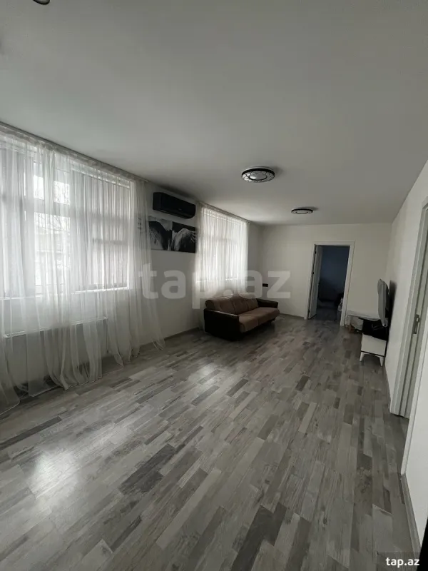 Satılır 8 otaqlı həyət evi