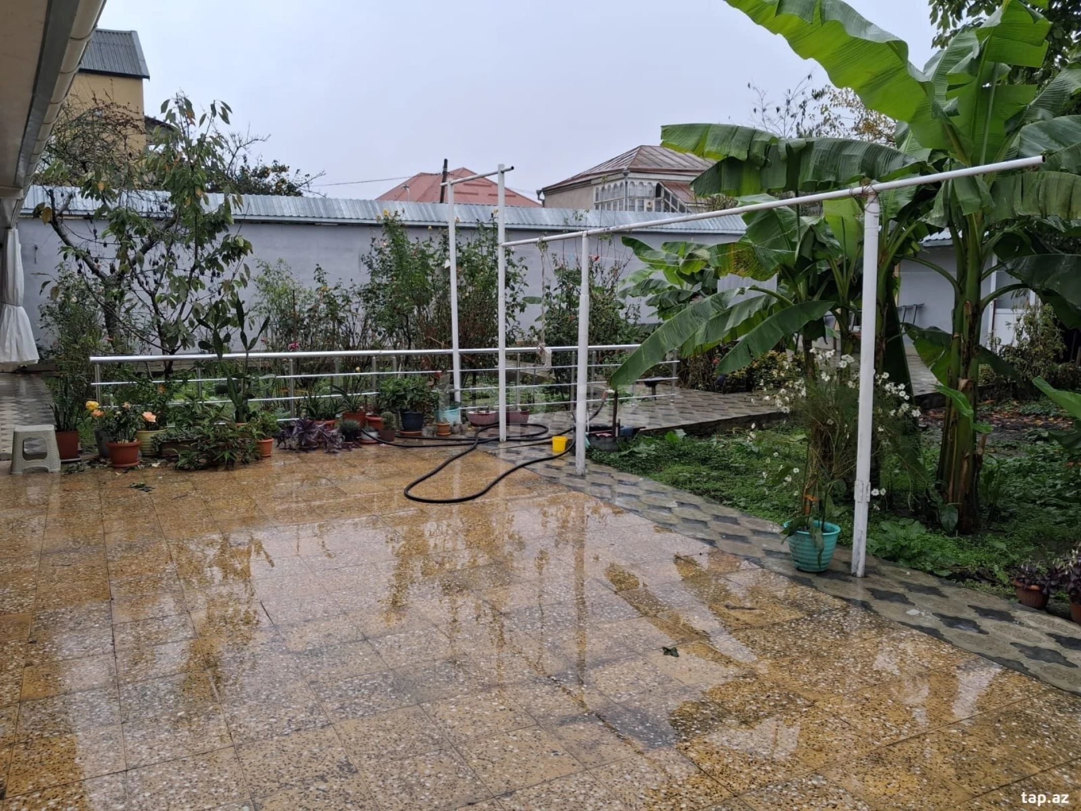 Satılır 8 otaqlı həyət evi