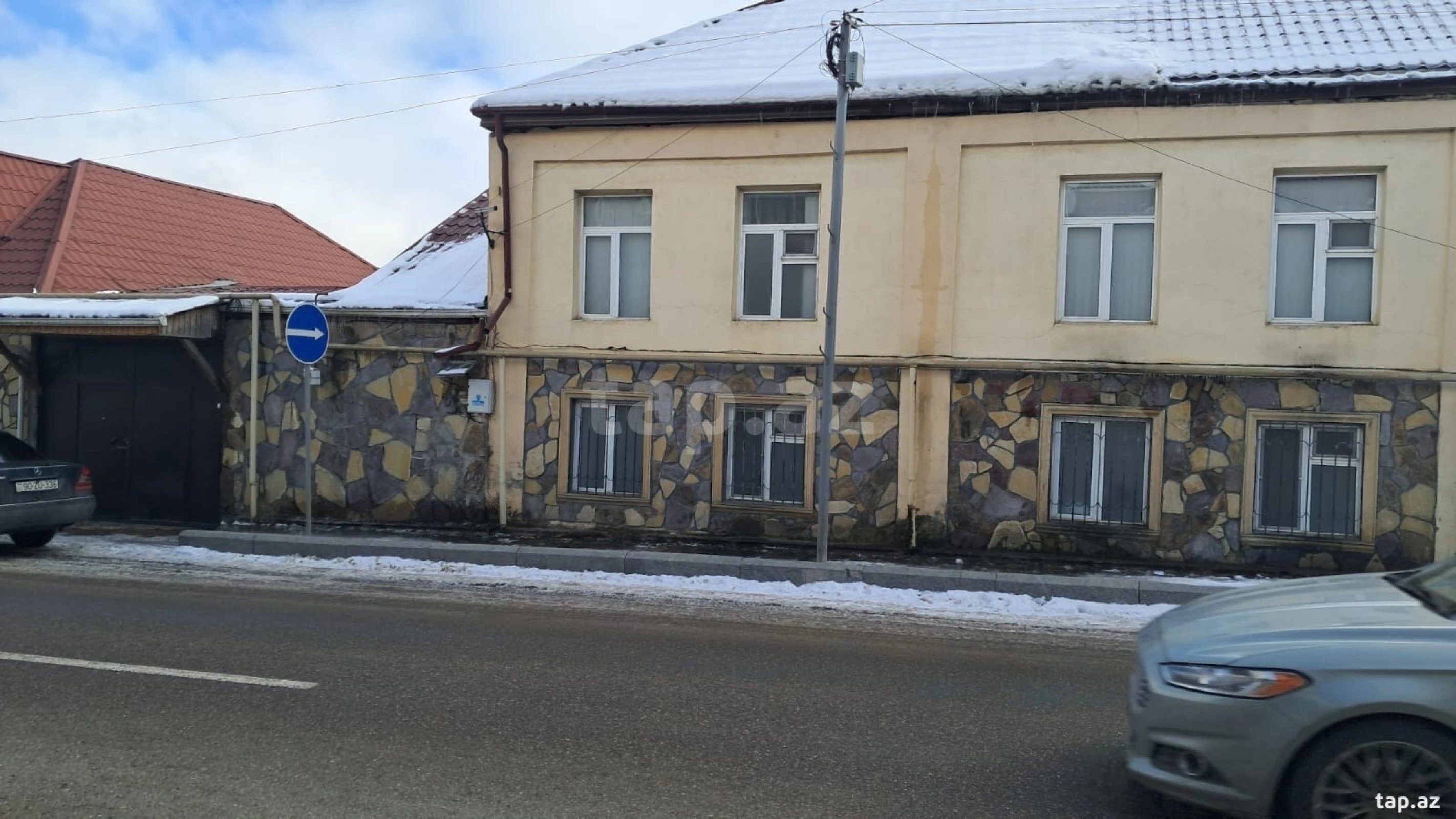 Satılır 8 otaqlı həyət evi