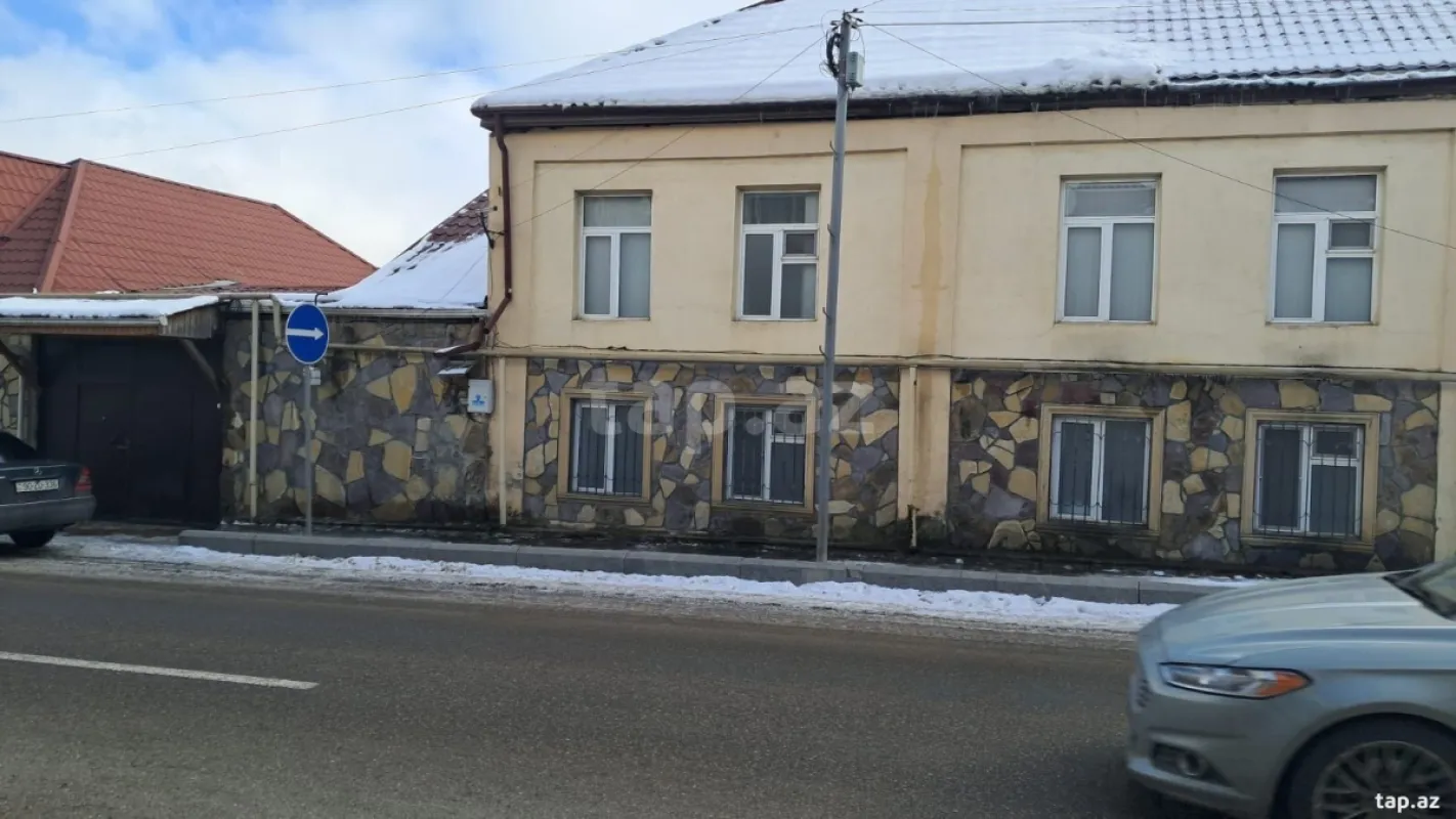 Satılır 8 otaqlı həyət evi