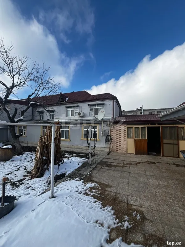 Satılır 8 otaqlı həyət evi