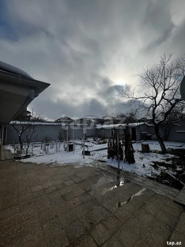 Satılır 8 otaqlı həyət evi
