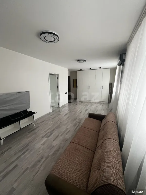 Satılır 8 otaqlı həyət evi