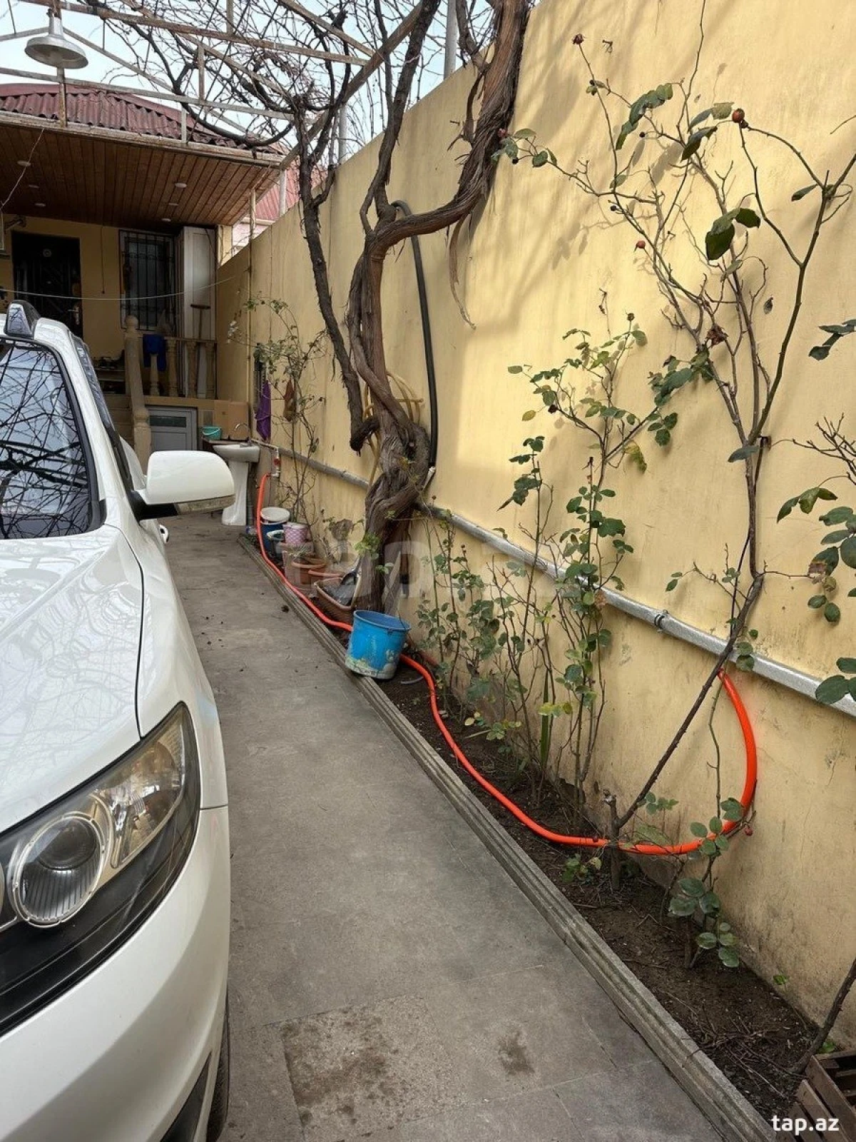 Satılır 8 otaqlı həyət evi