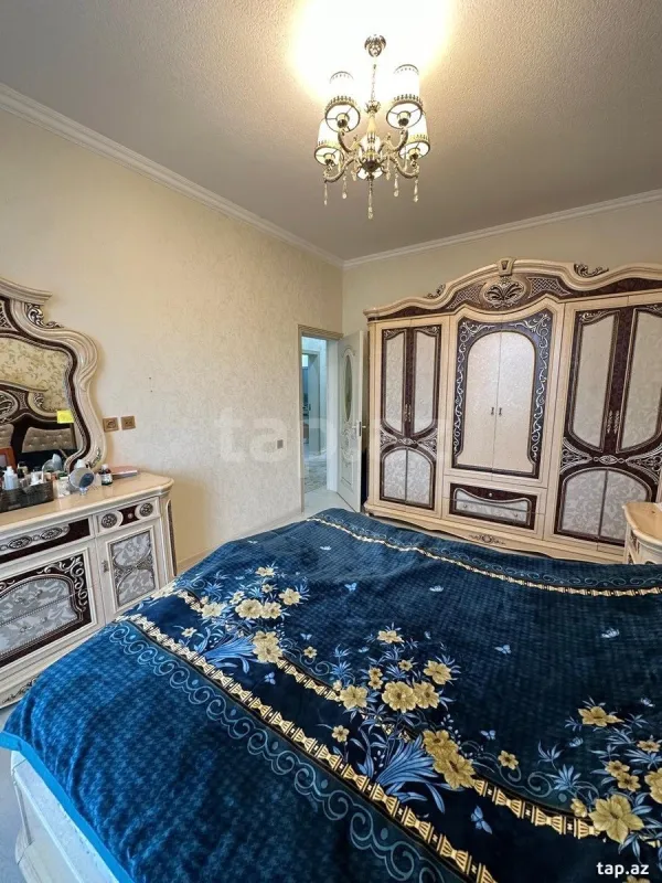 Satılır 8 otaqlı həyət evi