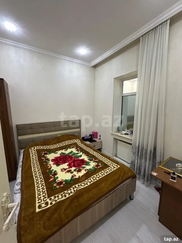 Satılır 8 otaqlı həyət evi