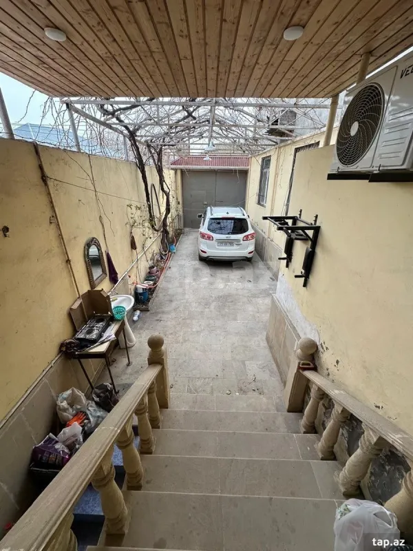 Satılır 8 otaqlı həyət evi