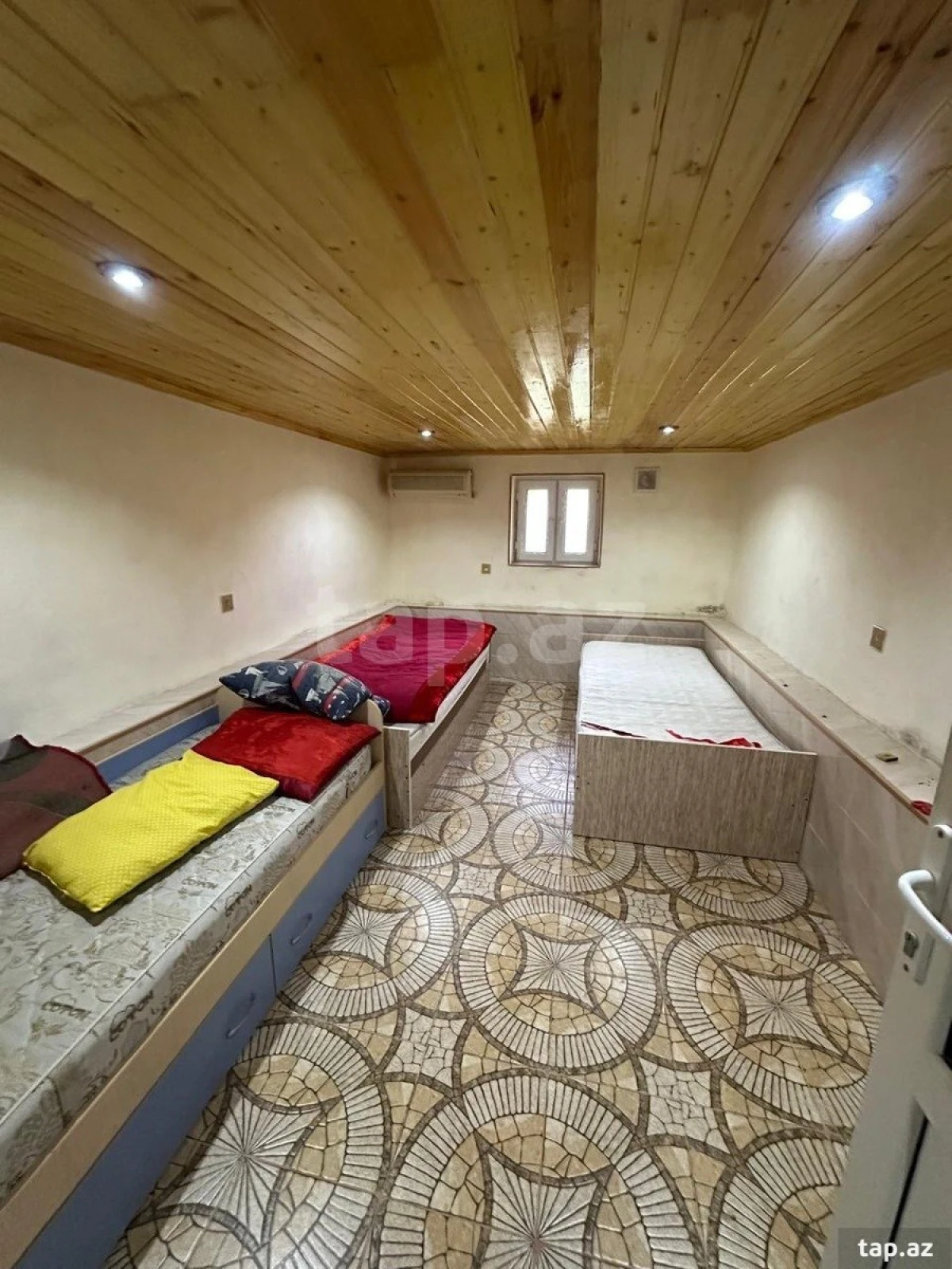 Satılır 8 otaqlı həyət evi