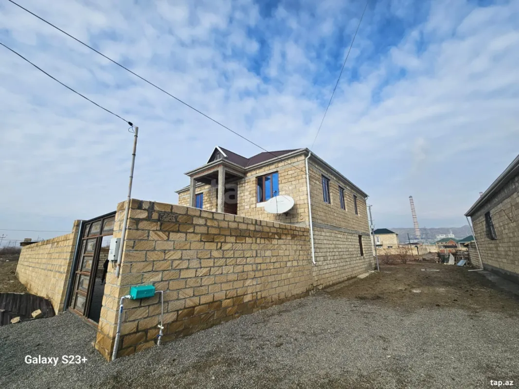 Satılır 8 otaqlı həyət evi