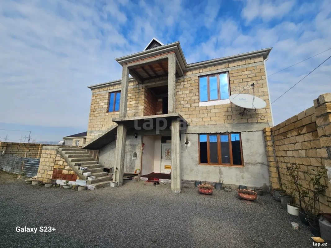 Satılır 8 otaqlı həyət evi