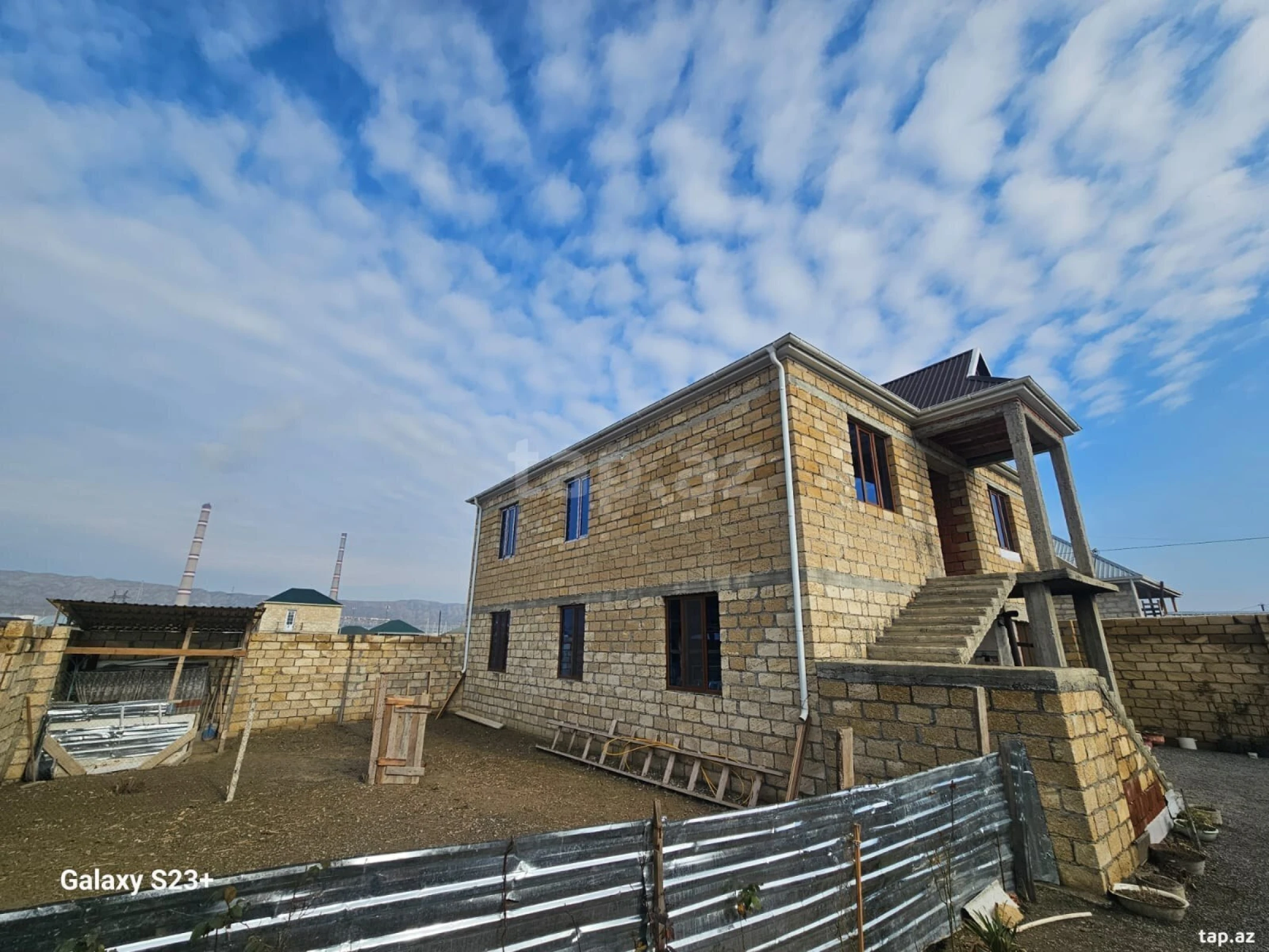 Satılır 8 otaqlı həyət evi