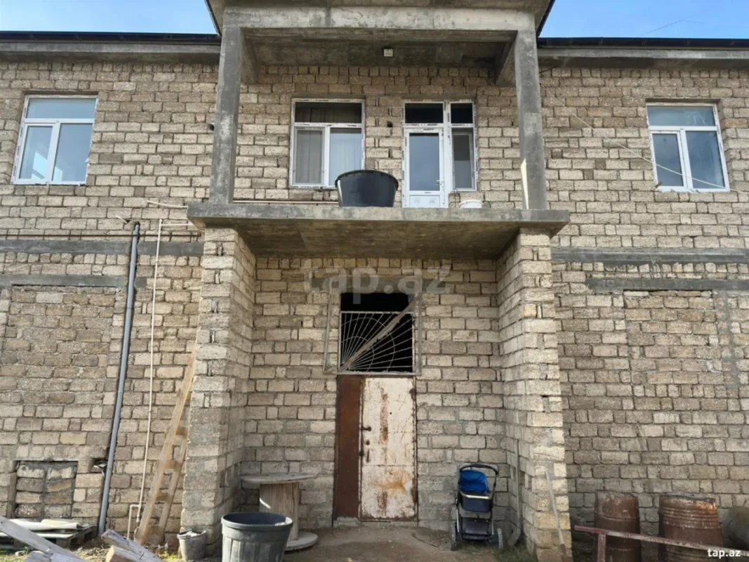 Satılır 5 otaqlı həyət evi