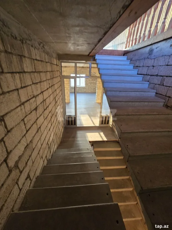 Satılır 20 otaqlı həyət evi