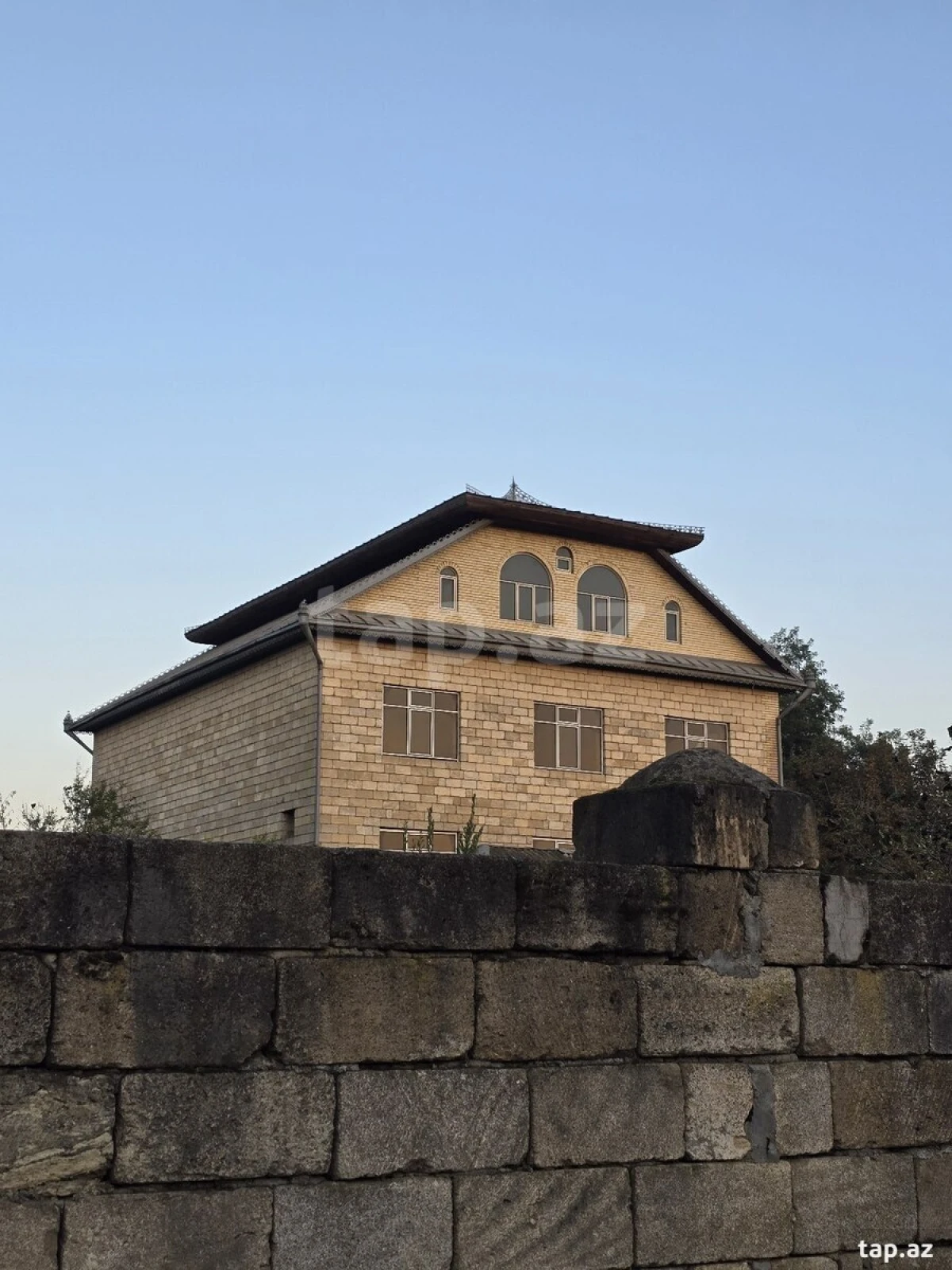 Satılır 20 otaqlı həyət evi