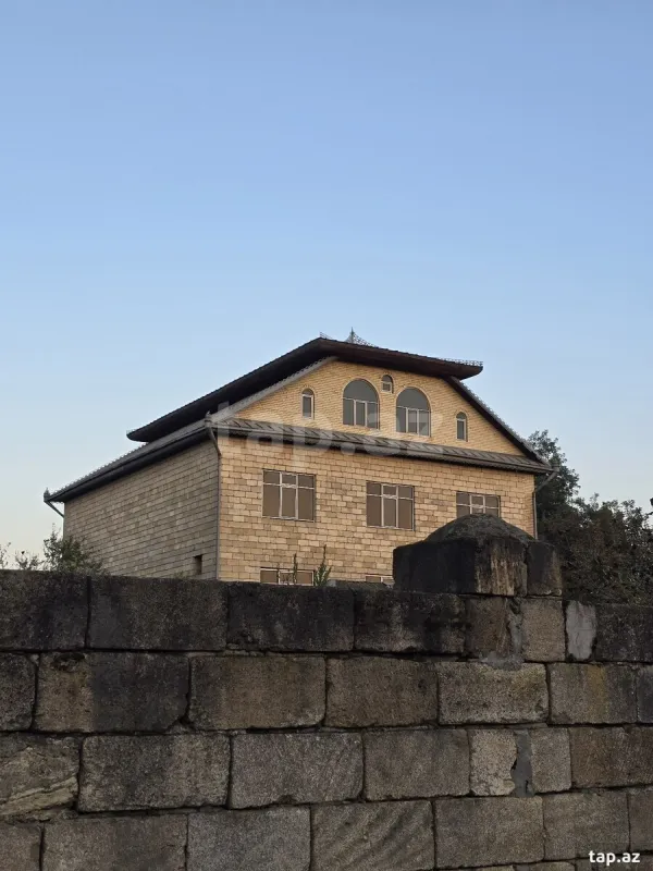 Satılır 20 otaqlı həyət evi