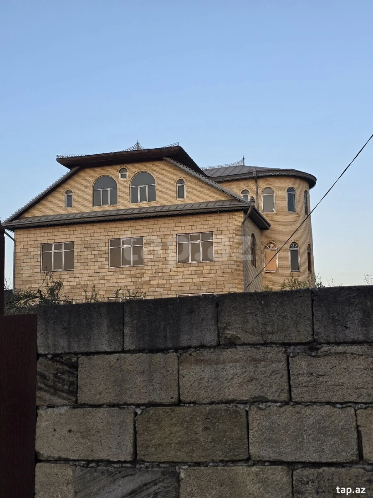 Satılır 20 otaqlı həyət evi