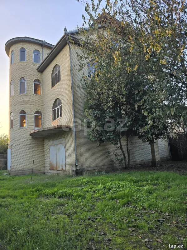 Satılır 20 otaqlı həyət evi